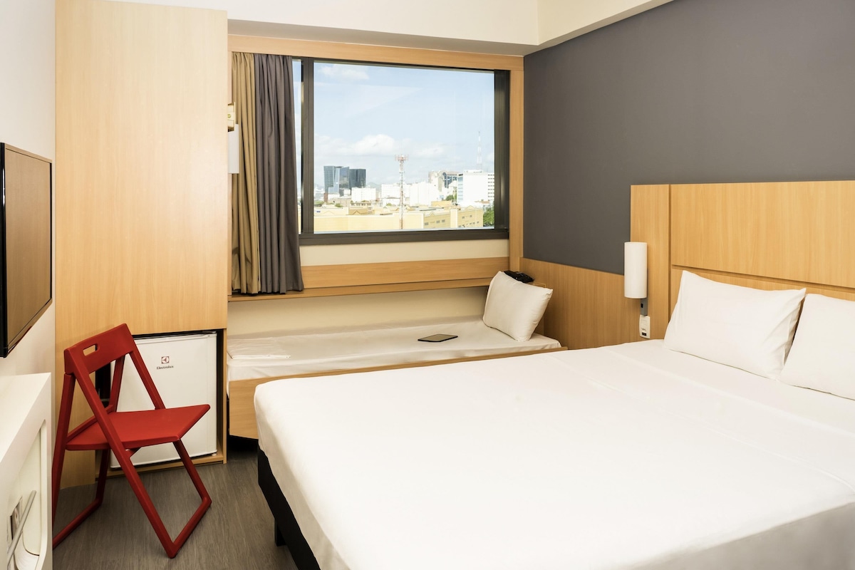 Habitación estándar, varias camas | Minibar, caja de seguridad en la habitación y escritorio