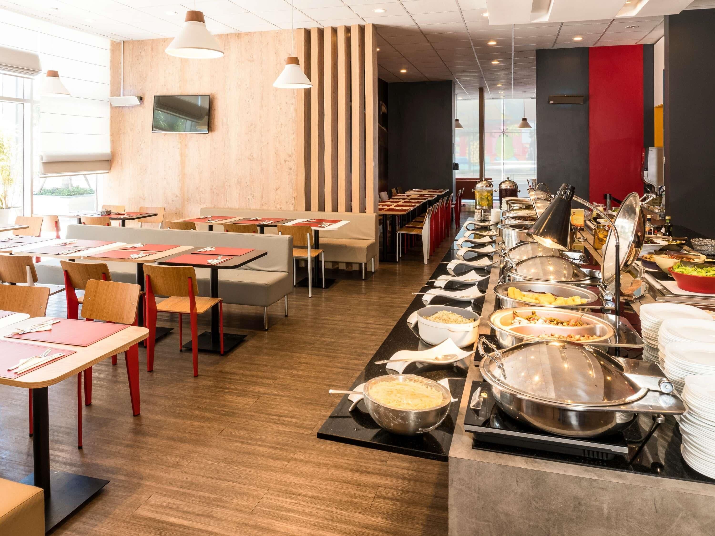 Café da manhã com buffet todos os dias mediante uma taxa