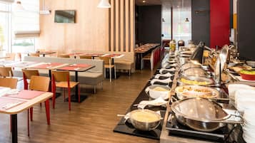 Café da manhã com buffet todos os dias mediante uma taxa