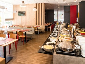 Bữa sáng buffet hàng ngày với phụ phí nhỏ 