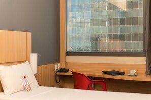 Standard-huone, 1 parisänky | Minibaari, tallelokero huoneessa, työpöytä, pimennysverhot