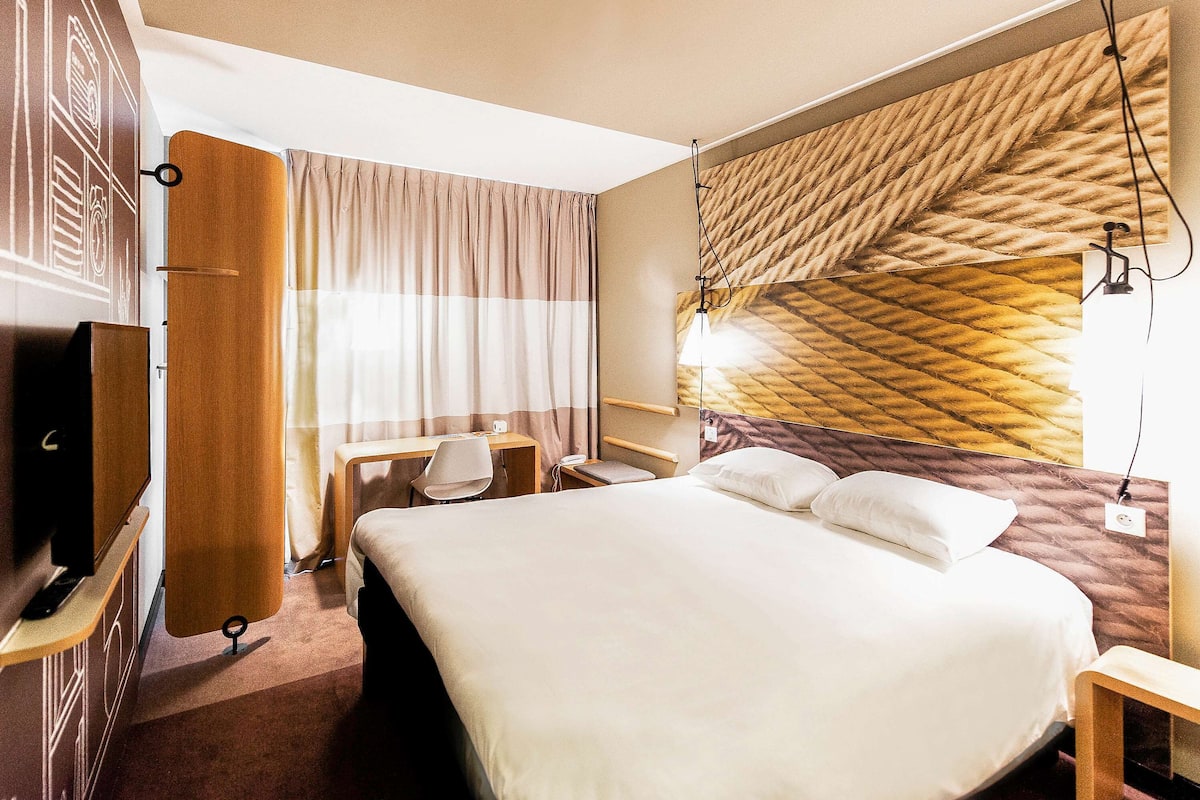 Standard Room, 1 Double Bed | In-room safe, desk, iron/ironing board, cots/infant beds