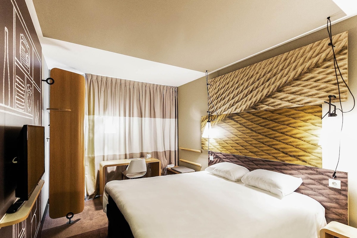 Standard Room, 1 Double Bed | In-room safe, desk, iron/ironing board, cribs/infant beds