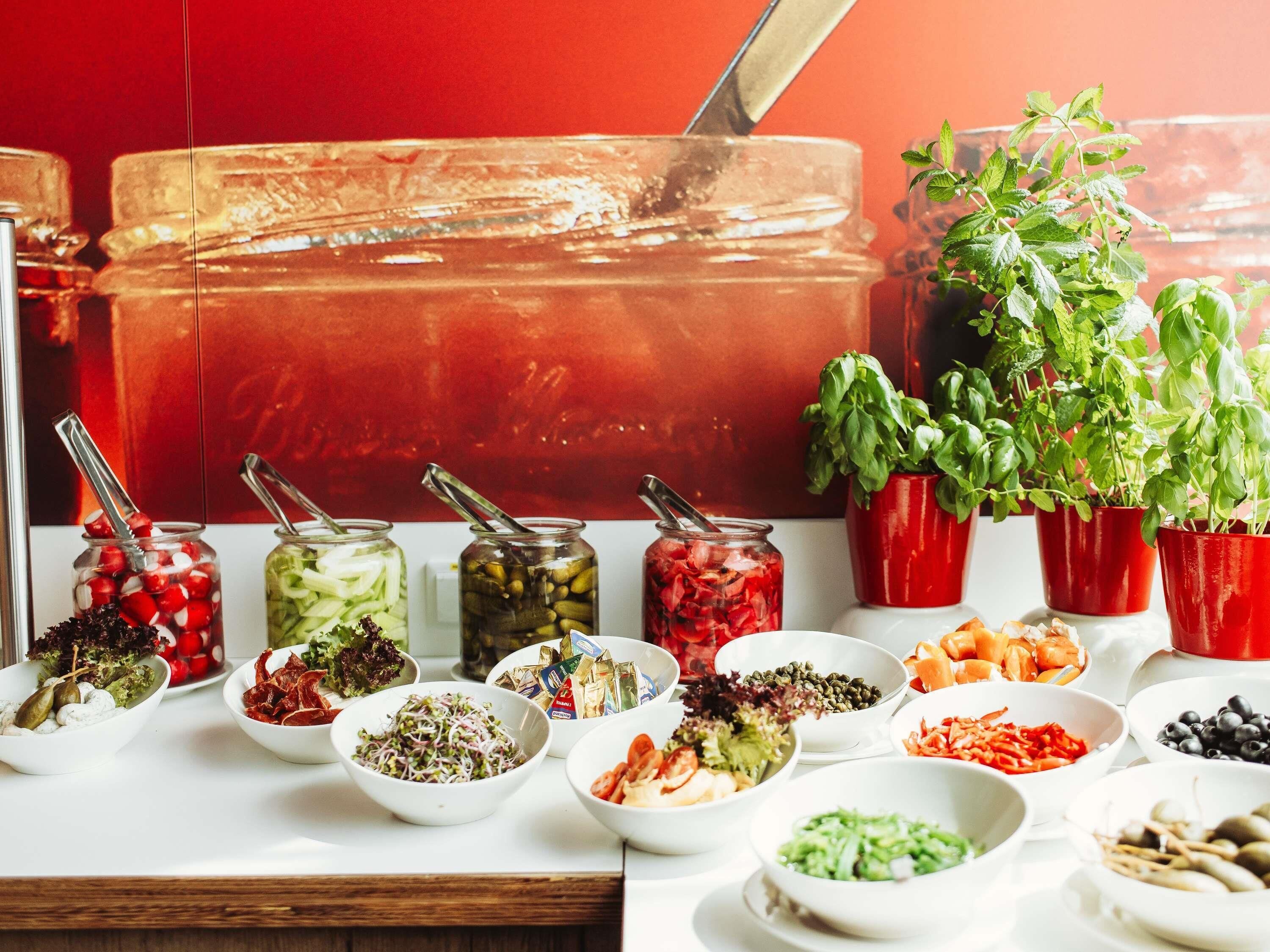 Une table de buffet proposant divers plats et accompagnements.