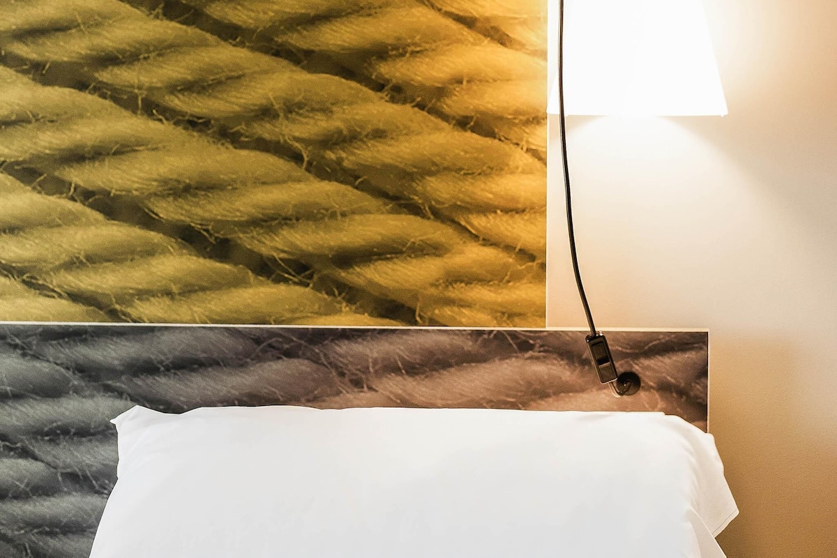 Caja de seguridad en la habitación y escritorio