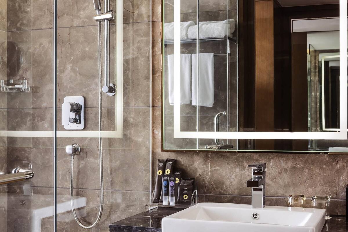 Minibar, safe på rommet, skrivebord og wi-fi (inkludert)