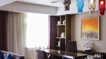 Suite Deluxe, 1 letto king | Minibar, una cassaforte in camera, una scrivania, Wi-Fi gratuito
