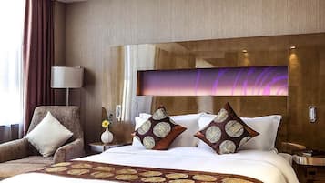 Deluxe Room, 1 King Bed | Minibar, in-room safe, desk, WiFi (free)