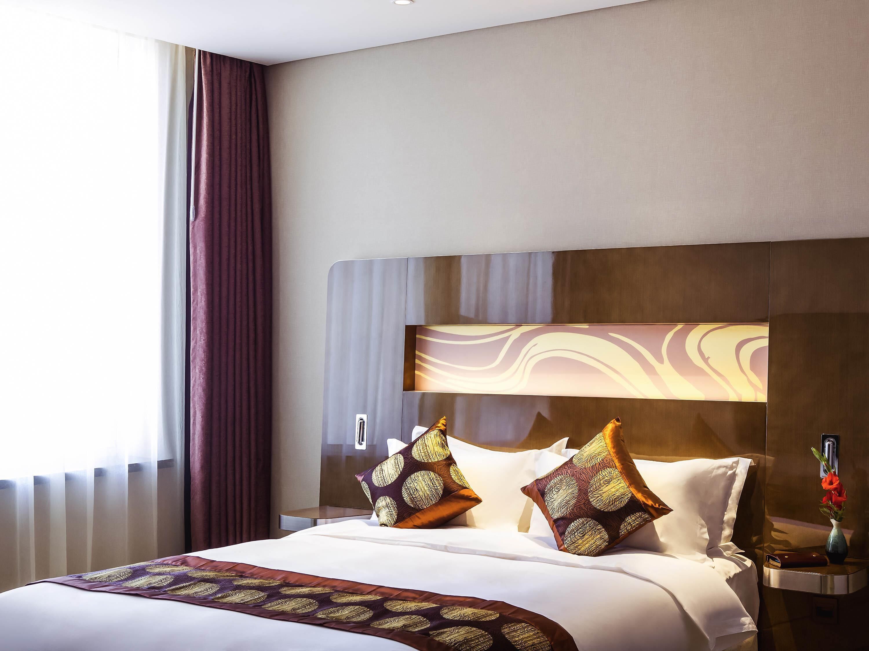 Chambre supérieure, 1 très grand lit | Minibar, coffre-fort, bureau, accès au Wi-Fi (inclus)