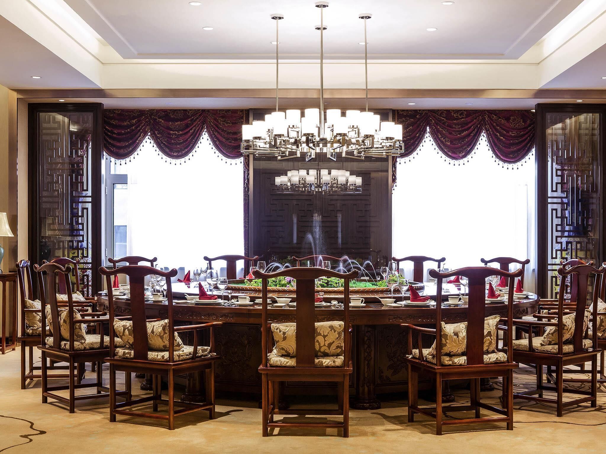 2 restaurants; lunch and dinner served 