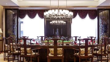 2 restaurants; lunch and dinner served