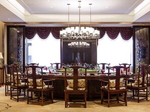 2 Restaurants; Mittagessen und Abendessen werden serviert