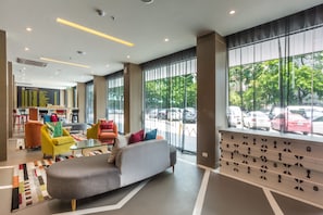 Lobby sitting area - Ibis Styles Bangkok Sukhumvit 50 (Bangkok)