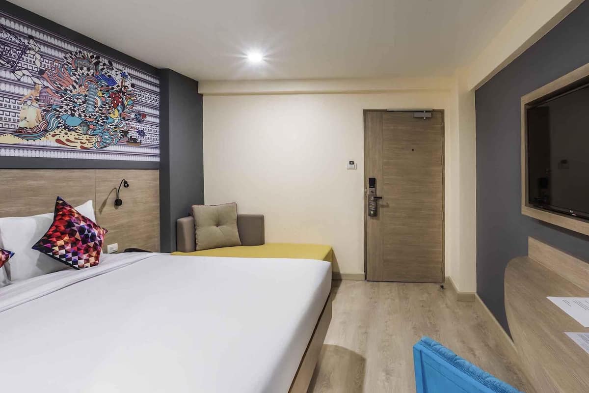 Standardzimmer, 1 Doppelbett | Minibar, Zimmersafe, individuell dekoriert, Schreibtisch