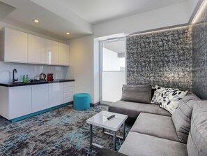 スーペリア ルーム キングベッド 1 台ソファーベッド付き | セーフティボックス (室内)、デスク、ノートパソコン用作業スペース、遮光カーテン