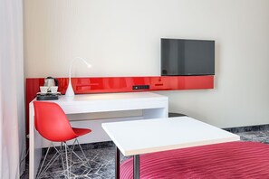 Caja de seguridad en la habitación y escritorio 
