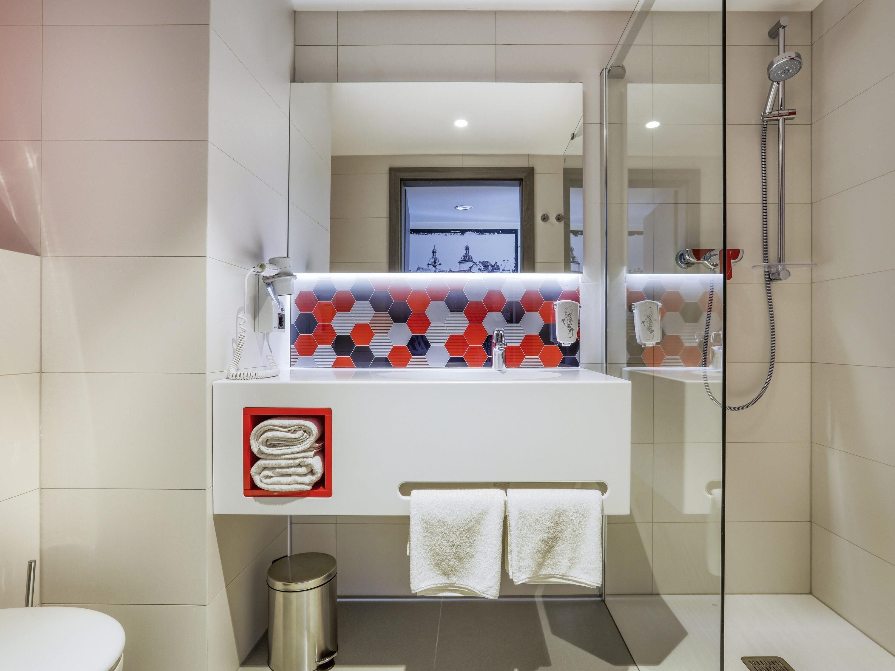 Quarto standard, 2 camas de solteiro | Cofres nos quartos, escrivaninha, espaço de trabalho para notebook