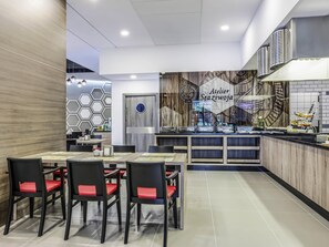 Petit déjeuner, déjeuner, dîner et brunch servis sur place