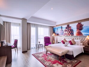 Kamar Deluks, 1 Tempat Tidur King (Premium) | Minibar, brankas, meja kerja, dan tirai kedap cahaya