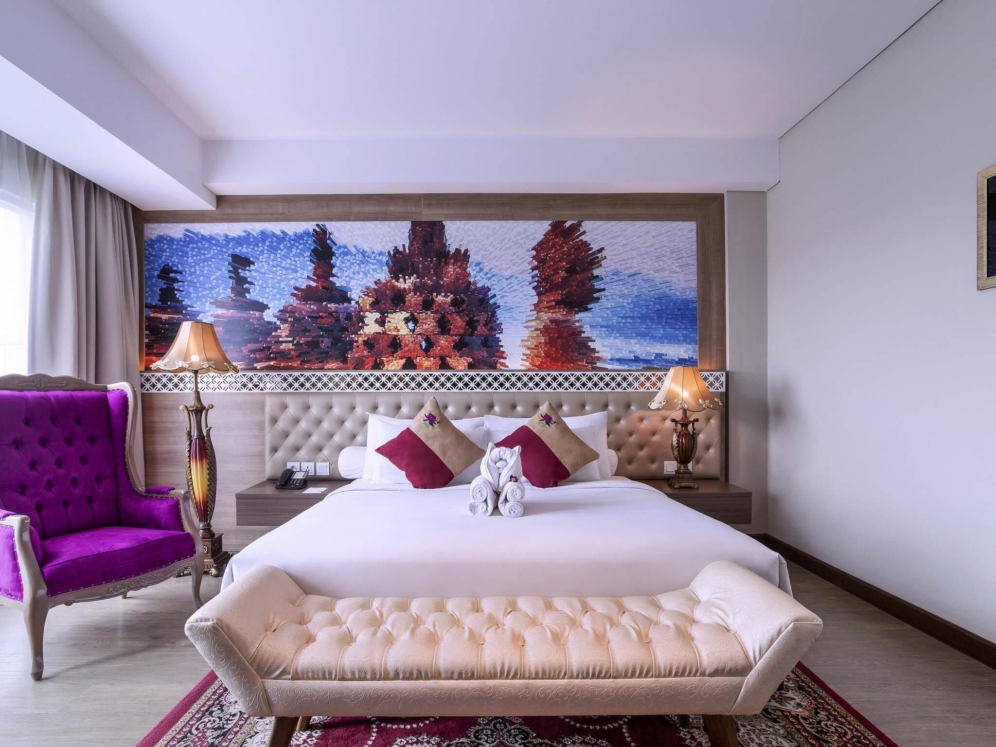 Deluxe Room, 1 King Bed (Premium) | Minibar, in-room safe, desk, blackout drapes