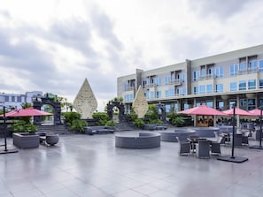 Piscina a l'aire lliure i gandules