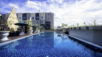 Hồ bơi ngoài trời, ghế dài tắm nắng