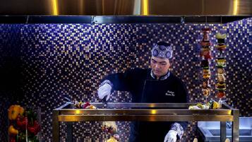 Un chef preparando comida en una cocina con salpicadero de azulejos.