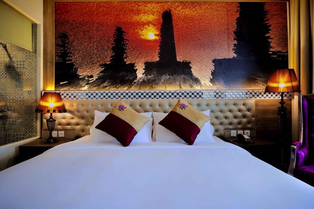 Minibar, värdeförvaringsskåp på rummet och skrivbord