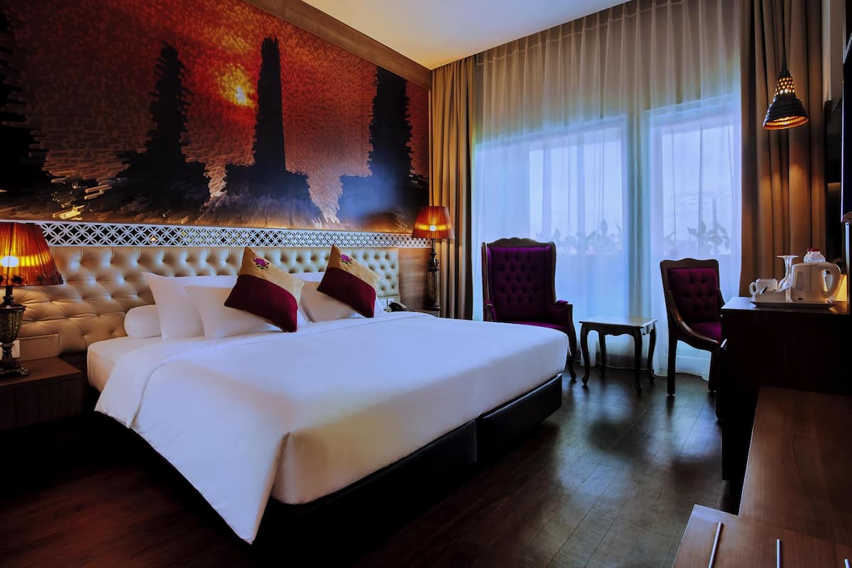 Een minibar, een kluis op de kamer, een bureau, verduisterende gordijnen