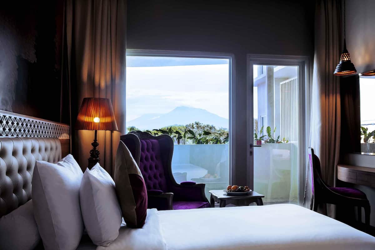 Superior kamer, 1 queensize bed, balkon | Een minibar, een kluis op de kamer, een bureau, verduisterende gordijnen