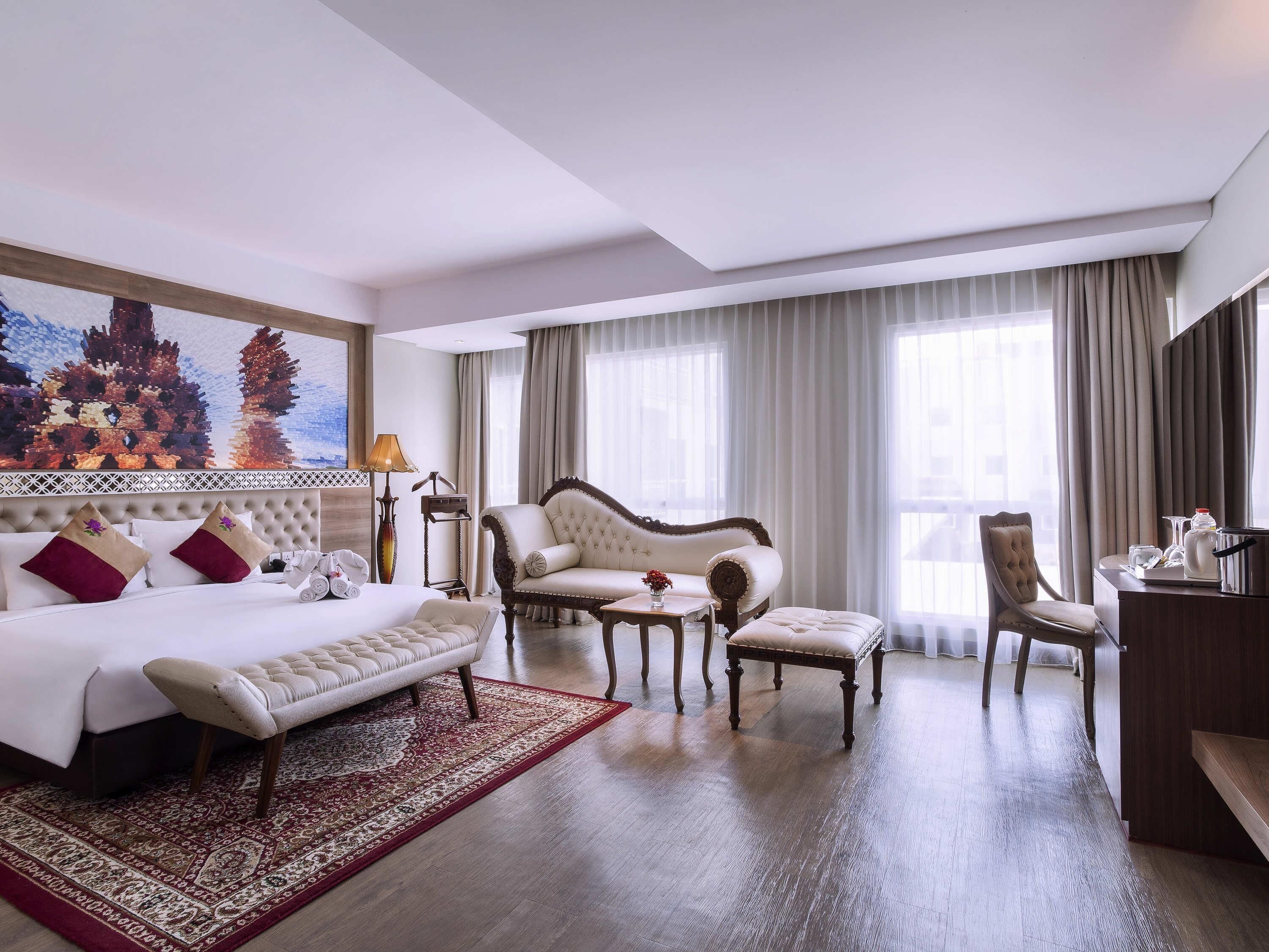 Executive Room, 1 King Bed | Minibar, in-room safe, desk, blackout drapes