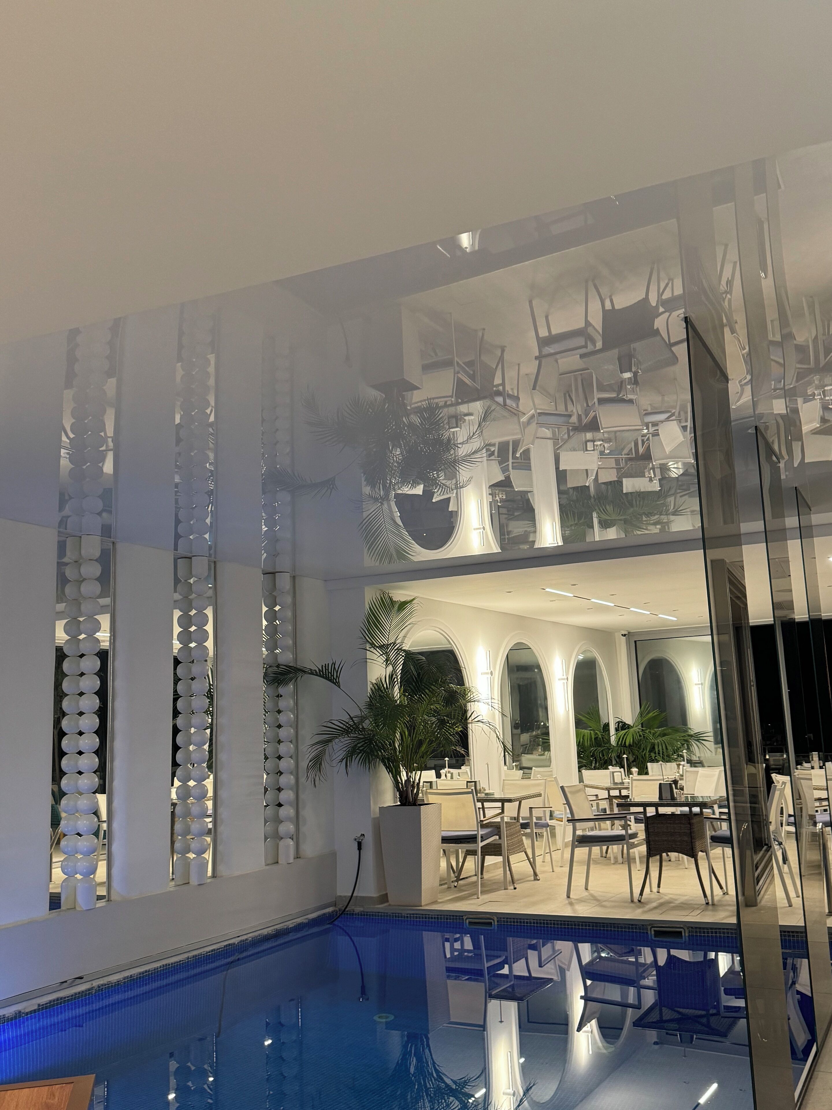 Innendørsbasseng og utendørsbasseng