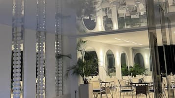 Innendørsbasseng og utendørsbasseng