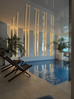 Una piscina cubierta, una piscina al aire libre