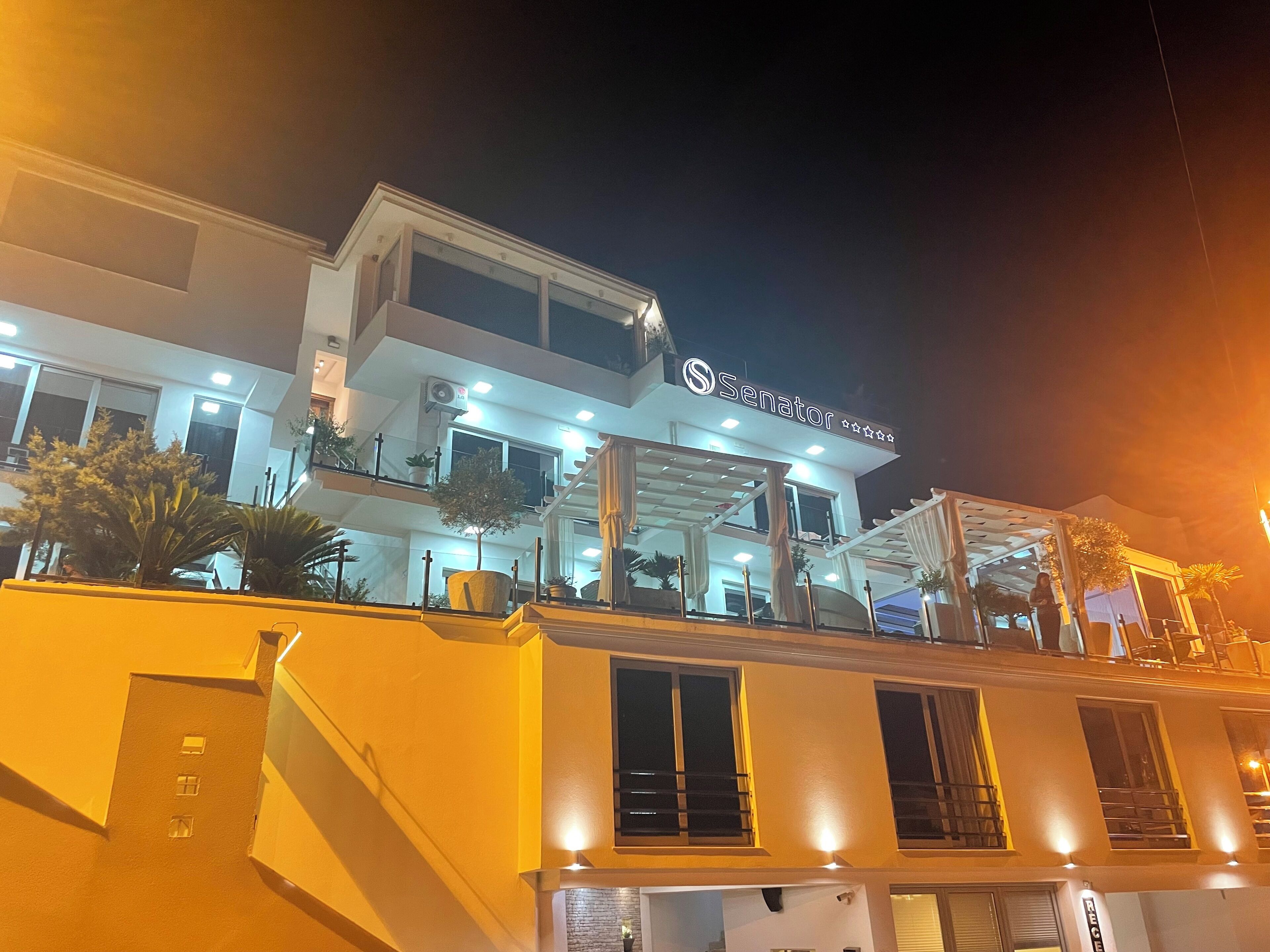 숙박 시설 정면 - 저녁/밤