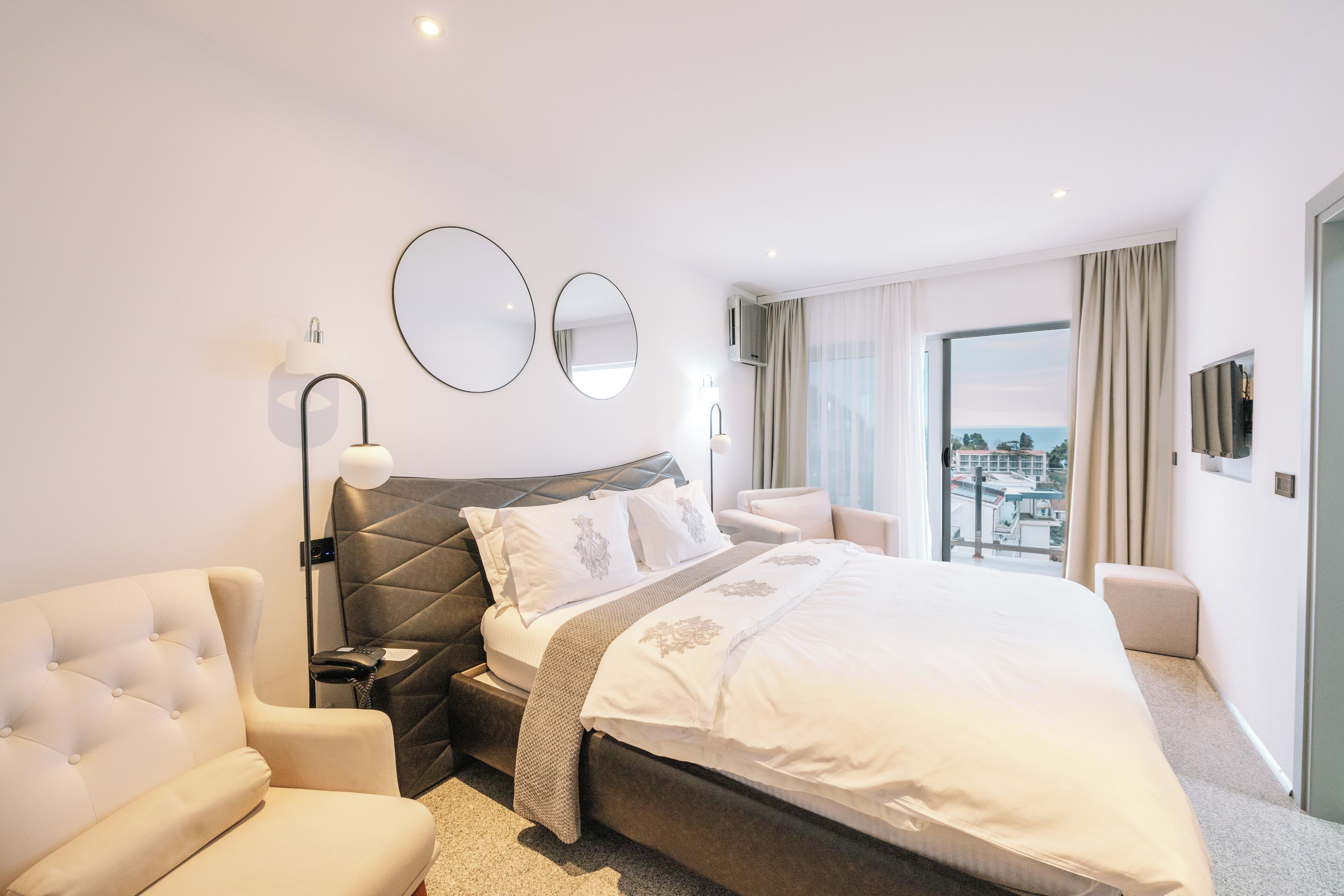 高級寝具、WiFi (無料)、ベッドシーツ