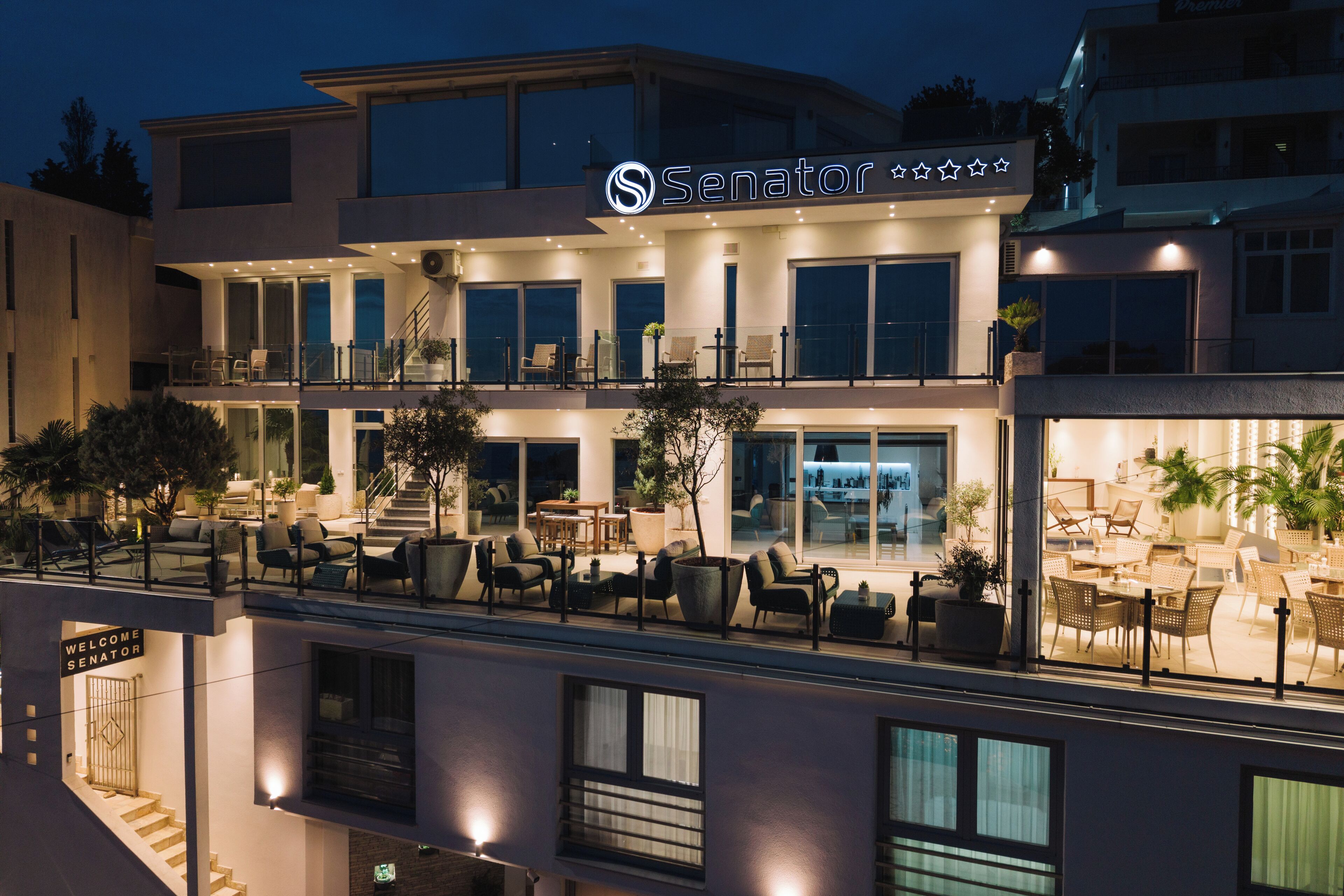 Facciata della struttura - sera/notte