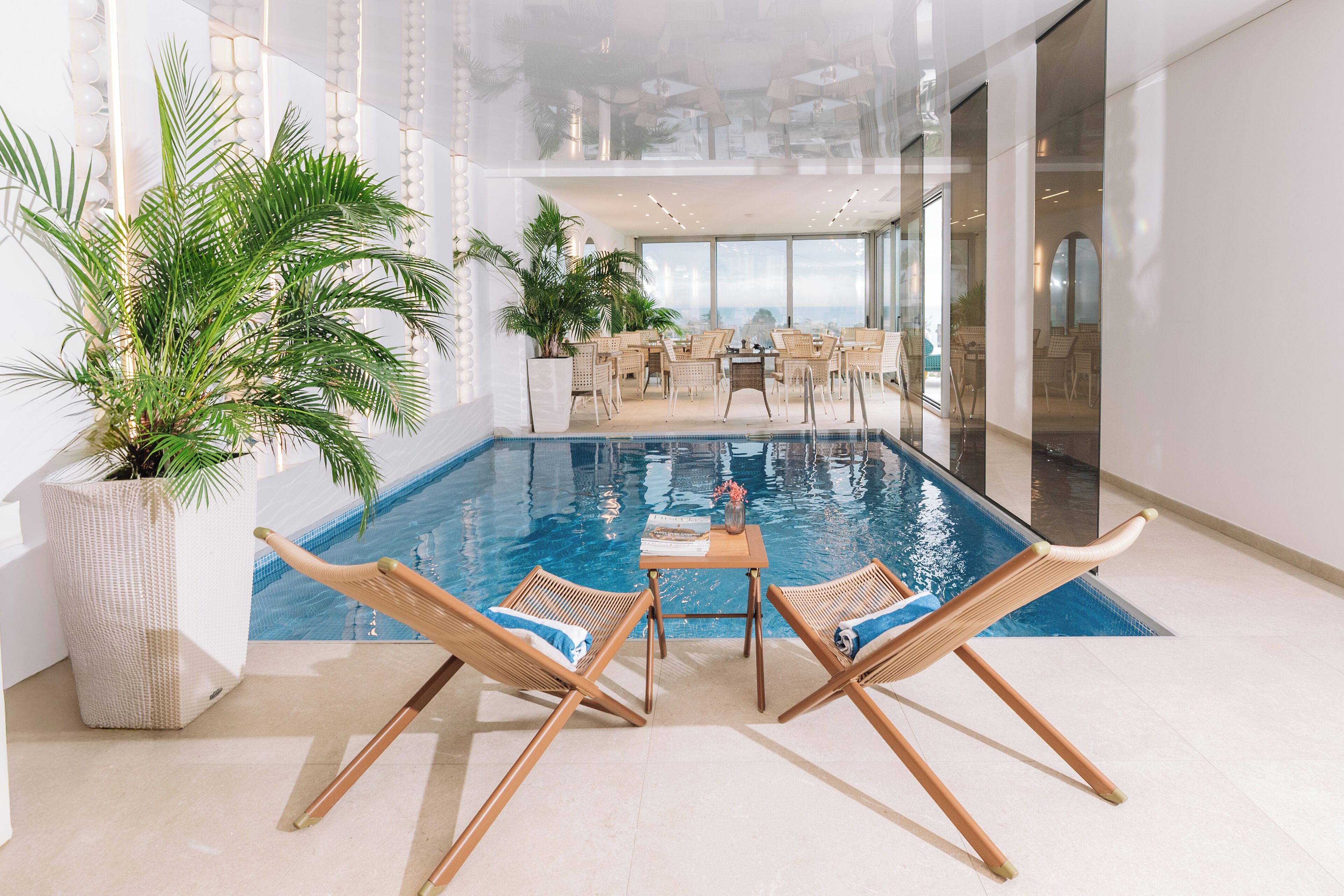 Inomhuspool och utomhuspool