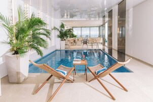 Una piscina techada, una piscina al aire libre