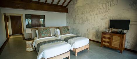 Un dormitorio con dos camas, un armario de madera y un mural en la pared.