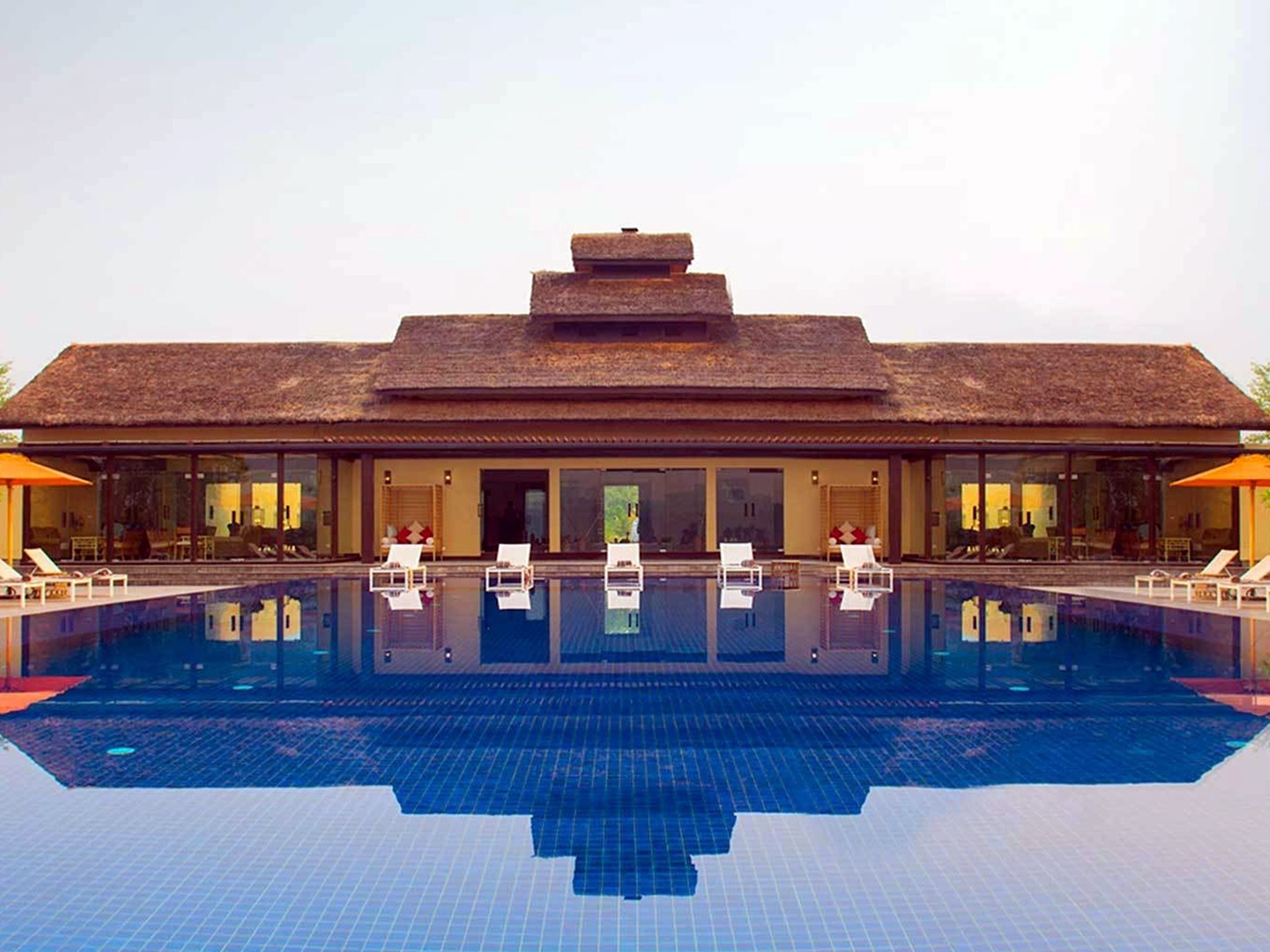 Een buitenzwembad en ligstoelen