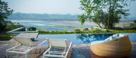 Suite, piscine privée (Private Plunge Pool) | Piscine à débordement | Piscine extérieure, chaises longues