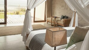 ヴィラ (Rapti Villa, Rapti River View) | 高級寝具、ミニバー、セーフティボックス (室内)、デスク