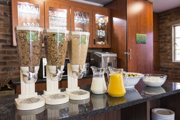 Daily full breakfast (ZAR 92 per person) - Ruth Avenue Guest House (Edenvale)