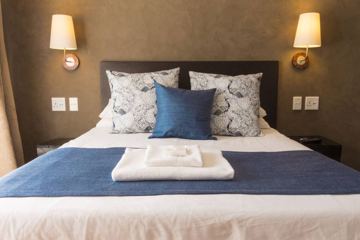 Chambre double | Coffre-fort, bureau, accès au Wi-Fi (inclus), décor unique