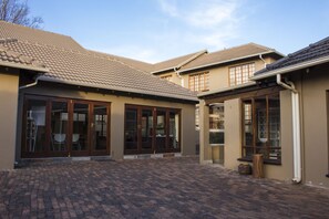 Free self parking - Ruth Avenue Guest House (Edenvale)