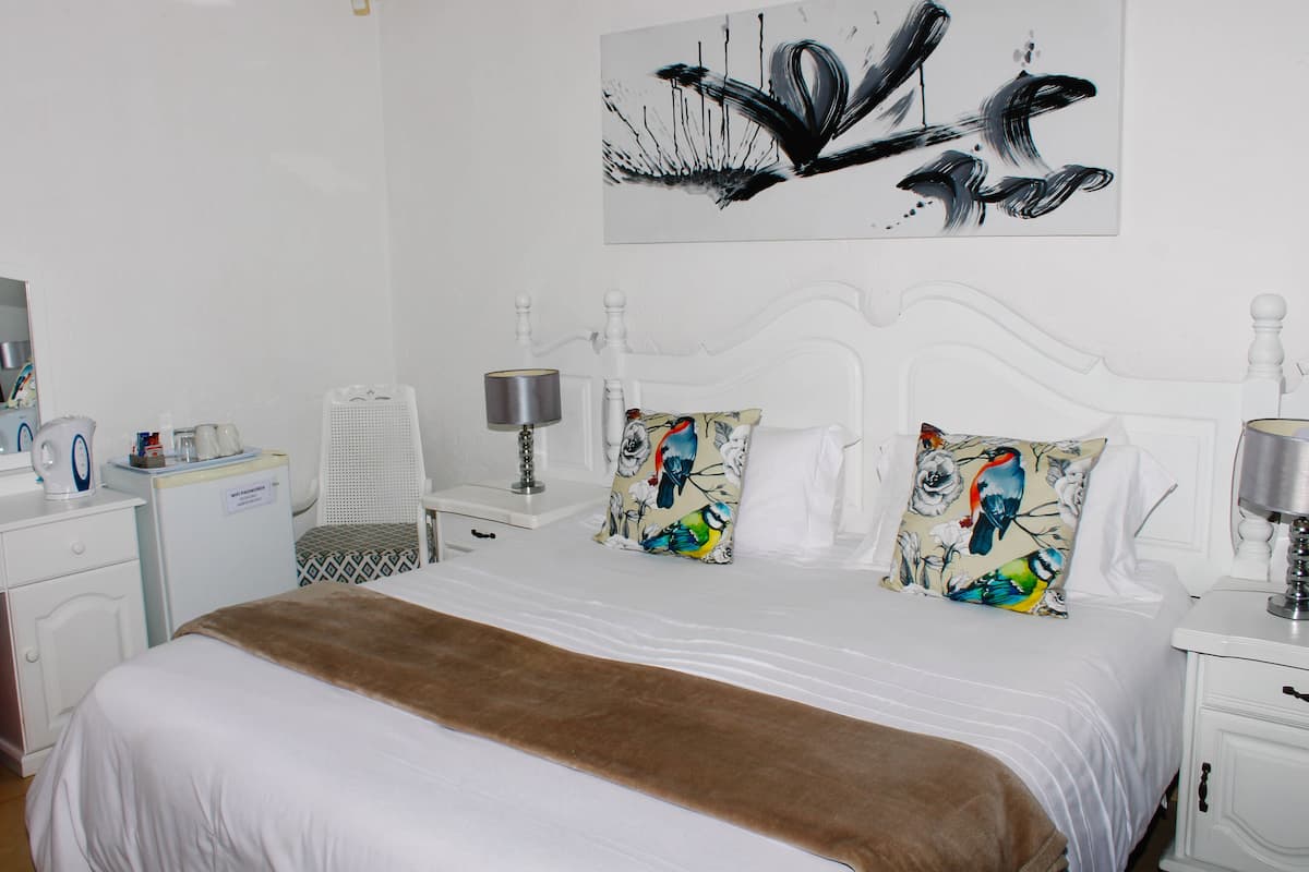 Room 1 - Deluxe room | In-room safe, individually decorated, individually furnished, desk