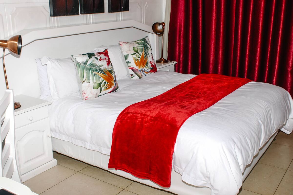 Kamar (2 - QUEEN ROOM) | Brankas, meja kerja, setrika/meja setrika, dan Wi-Fi gratis