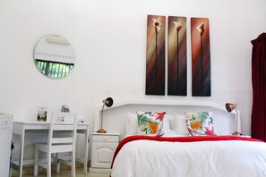 Rum (2 - QUEEN ROOM) | Värdeförvaringsskåp på rummet, individuell inredning och unika möbler