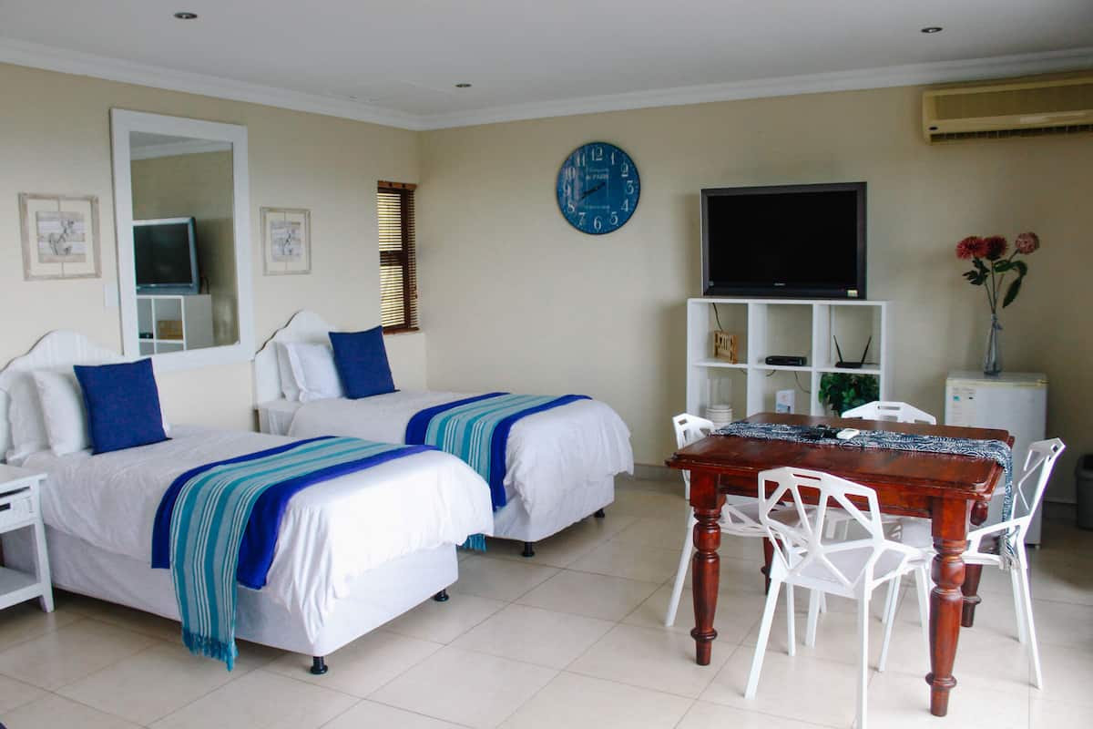 Room (5 - FAMILY UNIT) | In-room safe, individually decorated, individually furnished, desk
